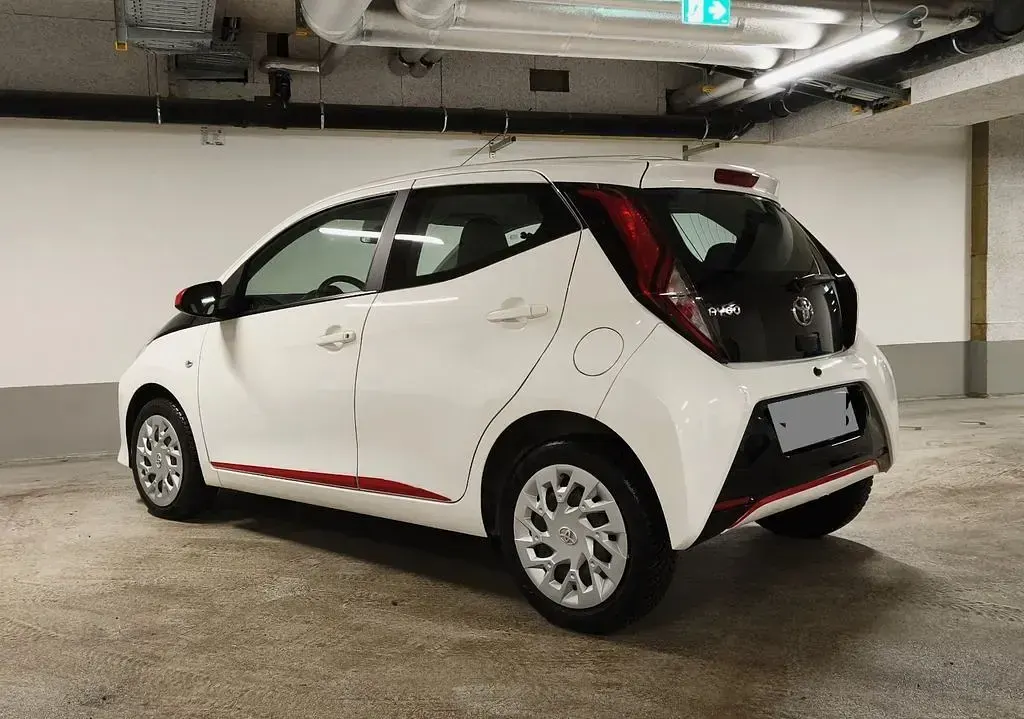 Second-hand Toyota Aygo 72 CP (52 kW) 2018 Alb Hatchback