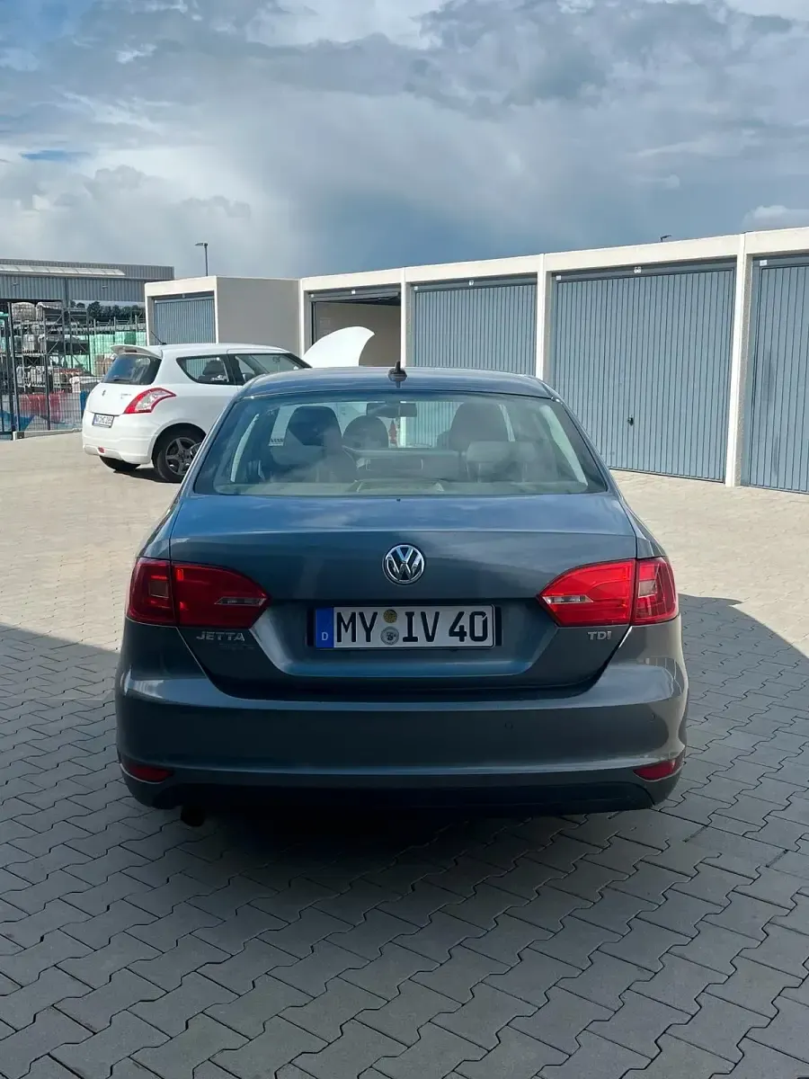 Gebraucht VW Jetta 105 PS (77 kW) 2011 Silber Limousine