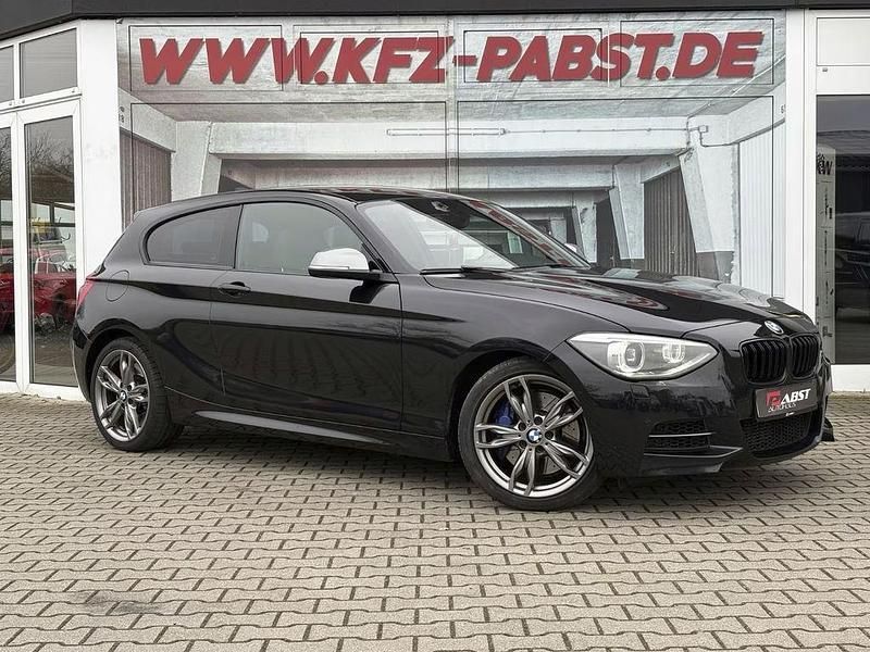 Schwarz Gebraucht 2013 BMW M135 M Sport Kleinwagen | 23.990 € - Bild 1/4