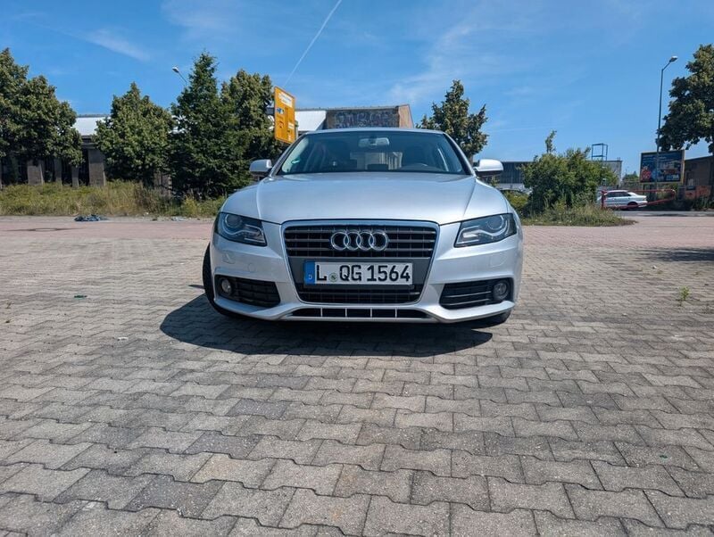 Silber Gebraucht 2011 Audi A4 Ambiente Limousine | 7.300 € (Superpreis) - Bild 1/4