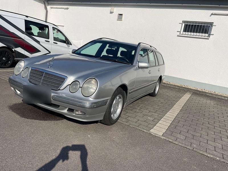 Gebraucht Mercedes E220 Elegance 143 PS (105 kW) 2001 Silber Kombi