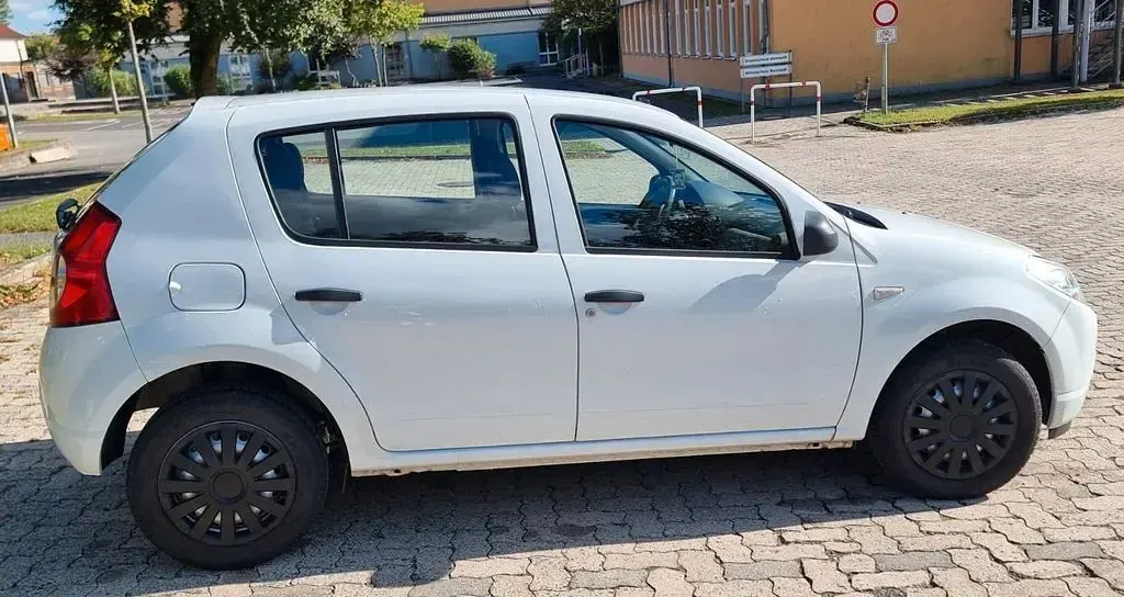 Gebraucht Dacia Sandero 75 PS (55 kW) 2011 Weiß Limousine