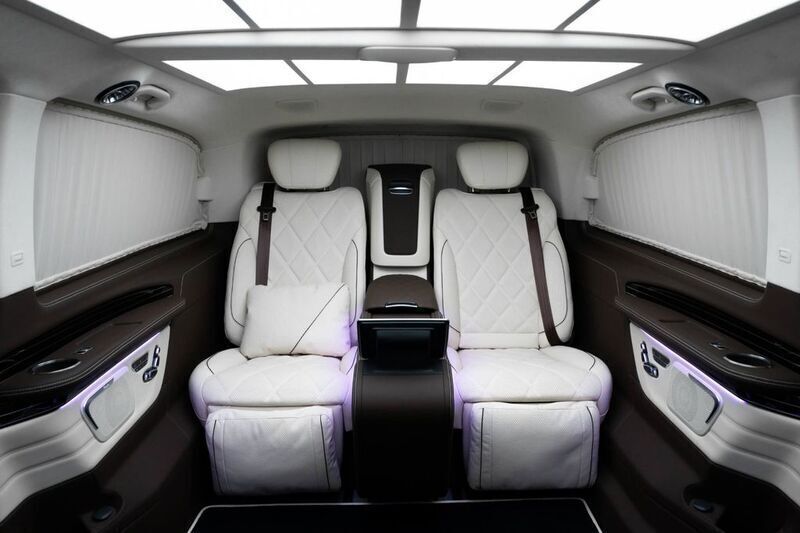 Schwarz Gebraucht 2022 Mercedes V300 Van / Kleinbus | 210.000 € - Bild 1/4