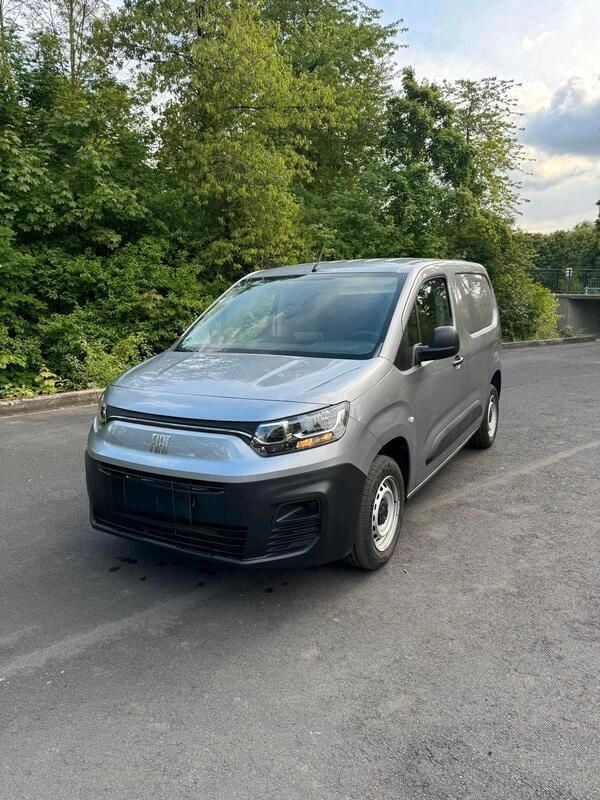 Grau Gebraucht 2023 Fiat Doblò Van / Kleinbus | 16.900 € (Guter Preis) - Bild 1/4