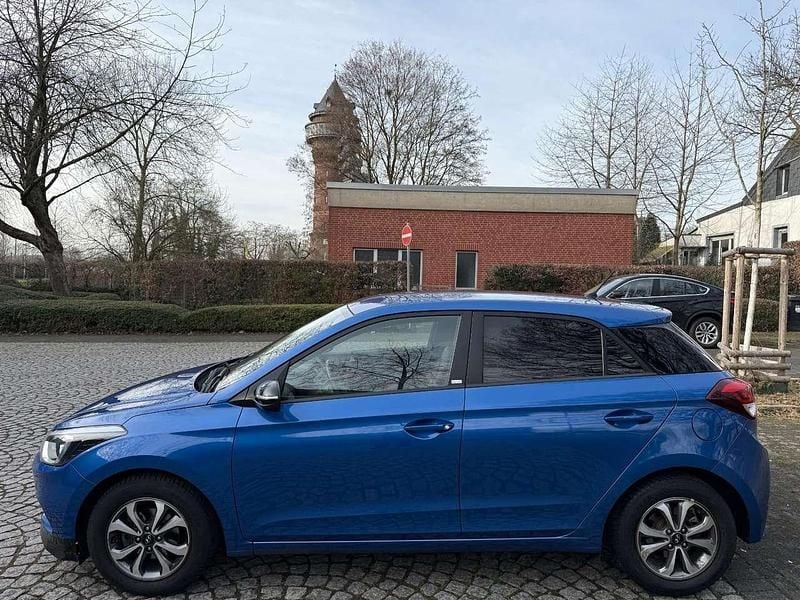 Gebraucht Hyundai i20 Passion Plus 84 PS (61 kW) 2016 Blau Limousine