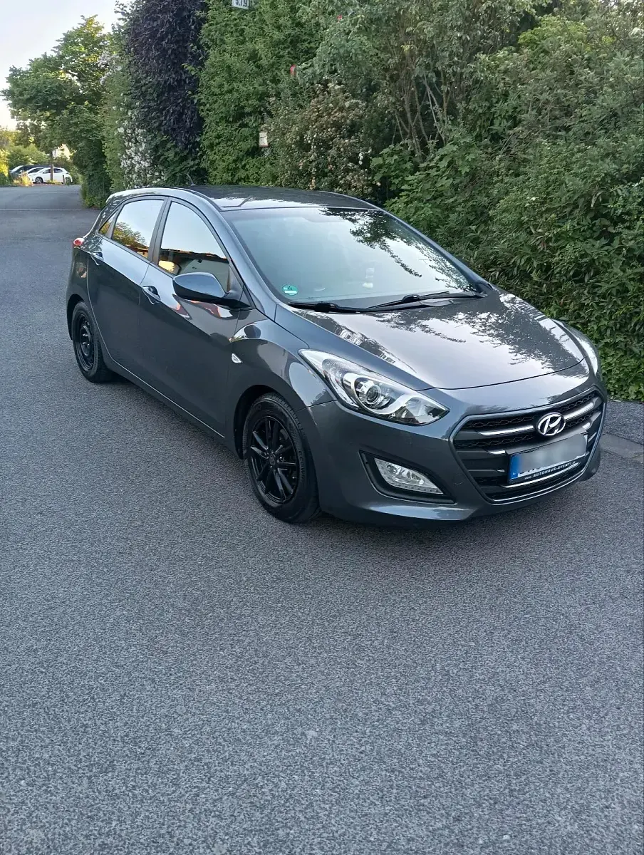 Gebraucht Hyundai i30 110 PS (80 kW) 2015 Grau Limousine