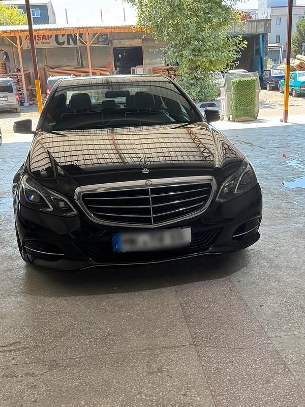 Schwarz Gebraucht 2013 Mercedes E300 Limousine | 12.300 € - Bild 1/4
