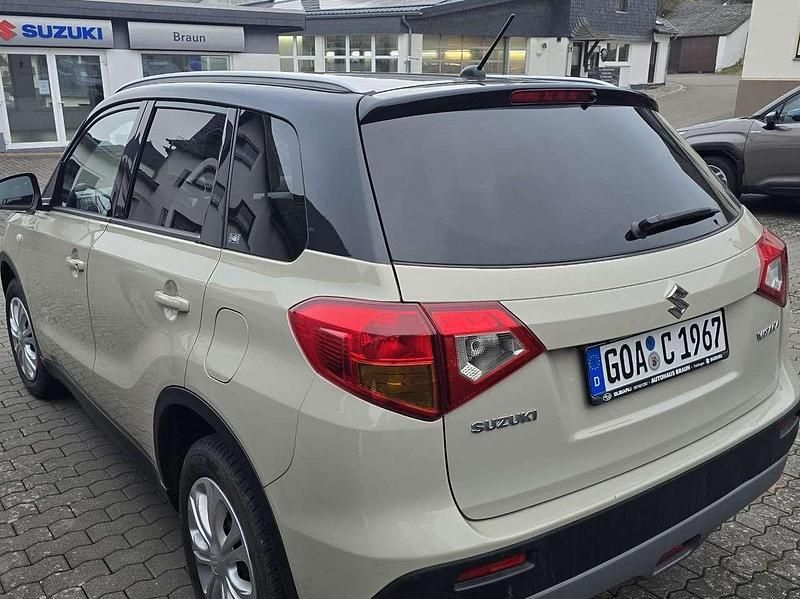 Gebraucht Suzuki Vitara Comfort 120 PS (88 kW) 2017 Savannah/black SUV