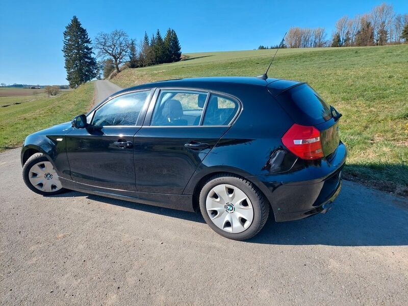 Schwarz Gebraucht 2011 BMW 116 Kleinwagen | 3.450 € (Superpreis) - Bild 1/4