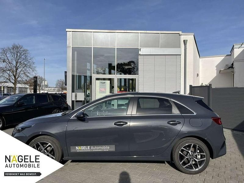 Neu Kia Ceed 140 PS (102 kW) 2025 Grau Kleinwagen