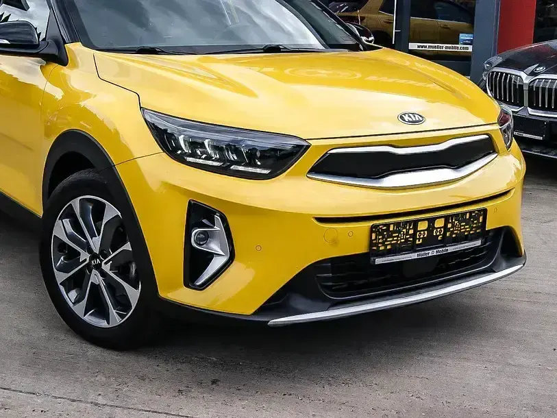 Gebraucht Kia Stonic Spirit 120 PS (88 kW) 2021 Floridagelb met./schwar (metallic) SUV