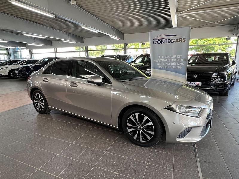 Silber Gebraucht 2019 Mercedes A180 Style Limousine | 22.400 € (Etwas zu teuer) - Bild 1/4