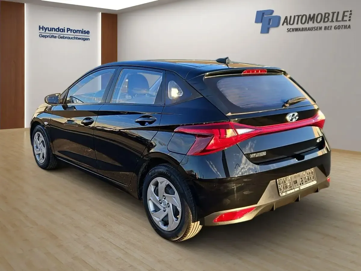 Gebraucht Hyundai i20 Pure 84 PS (61 kW) 2020 Schwarz Kleinwagen