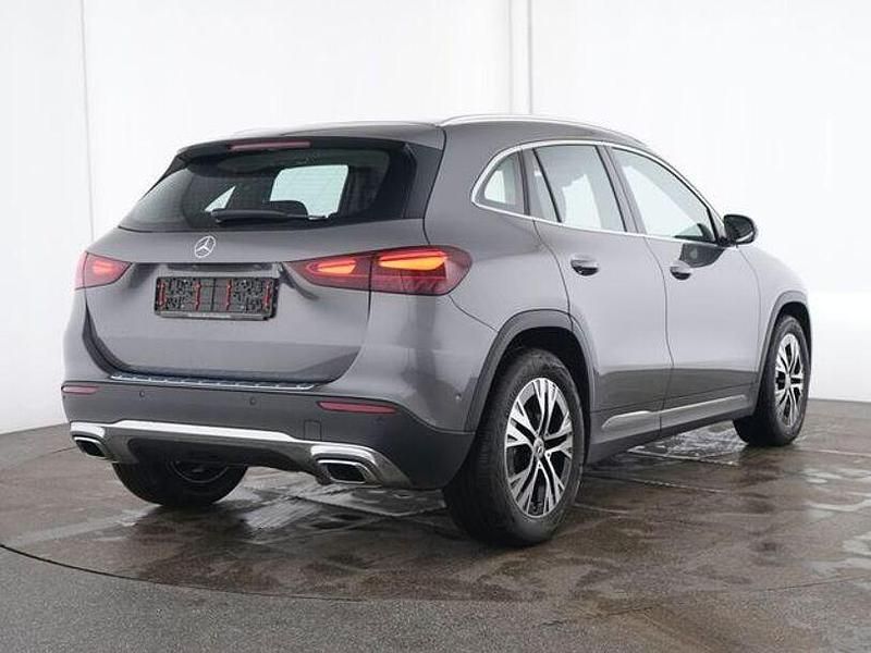 Gebraucht Mercedes GLA200 Progressive 150 PS (110 kW) 2024 Mountaingrau  met. (metallic) SUV