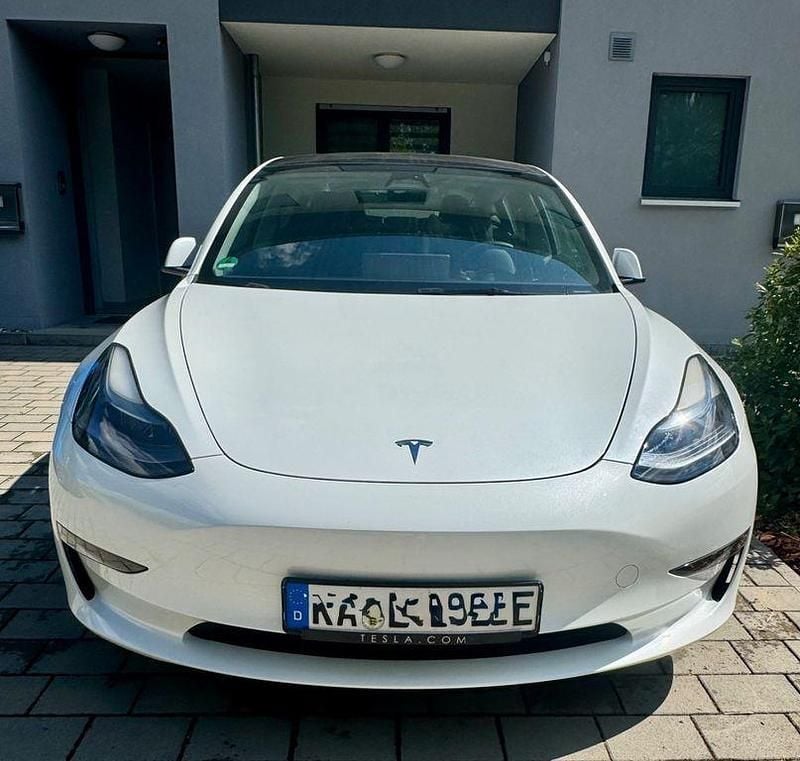 Weiß Gebraucht 2023 Tesla Model 3 Limousine | 34.600 € (Etwas zu teuer) - Bild 1/4