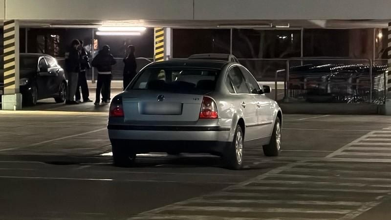 Grau Gebraucht 2002 VW Passat Limousine | 2.990 € (Teuer) - Bild 1/4