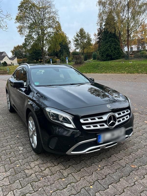Schwarz Gebraucht 2018 Mercedes GLA200 SUV | 22.000 € (Etwas zu teuer) - Bild 1/4