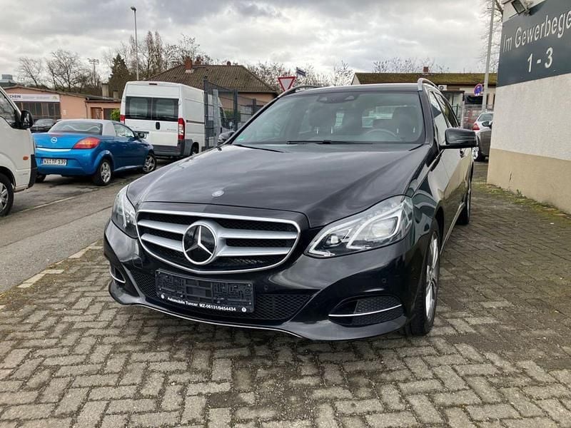 Gebraucht Mercedes E220 Avantgarde 170 PS (125 kW) 2015 Schwarz Kombi
