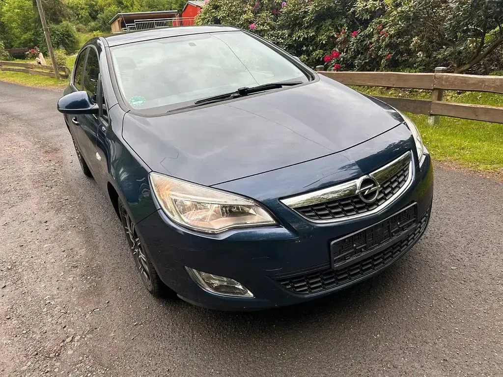 Gebraucht Opel Astra Design Edition 116 PS (85 kW) 2011 Blau Limousine