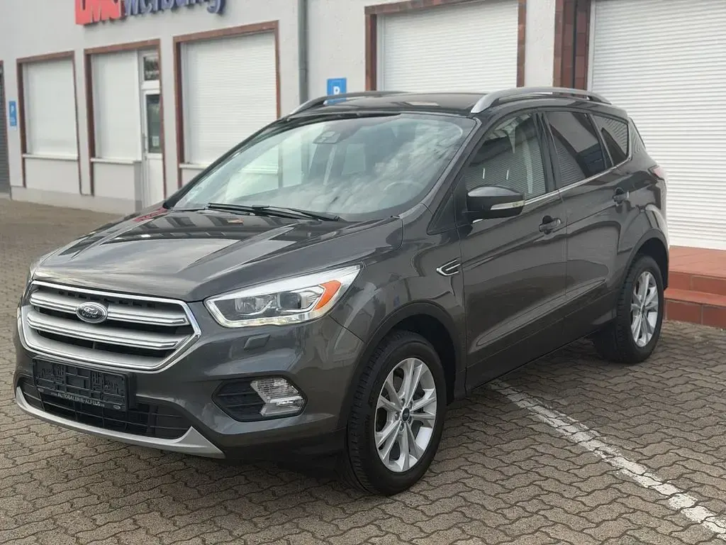 Gebraucht Ford Kuga Titanium 150 PS (110 kW) 2017 Grau SUV