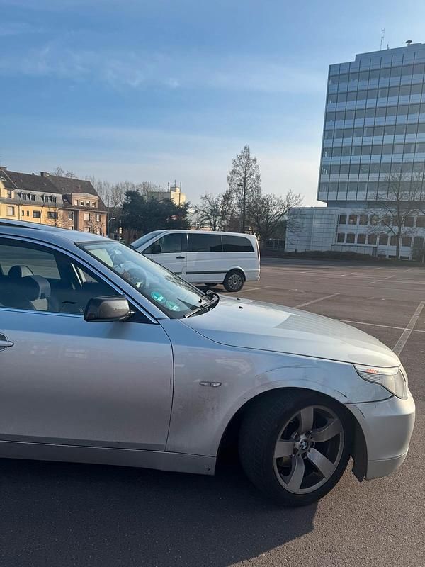 Gebraucht BMW 530 218 PS (160 kW) 2004 Silber Limousine