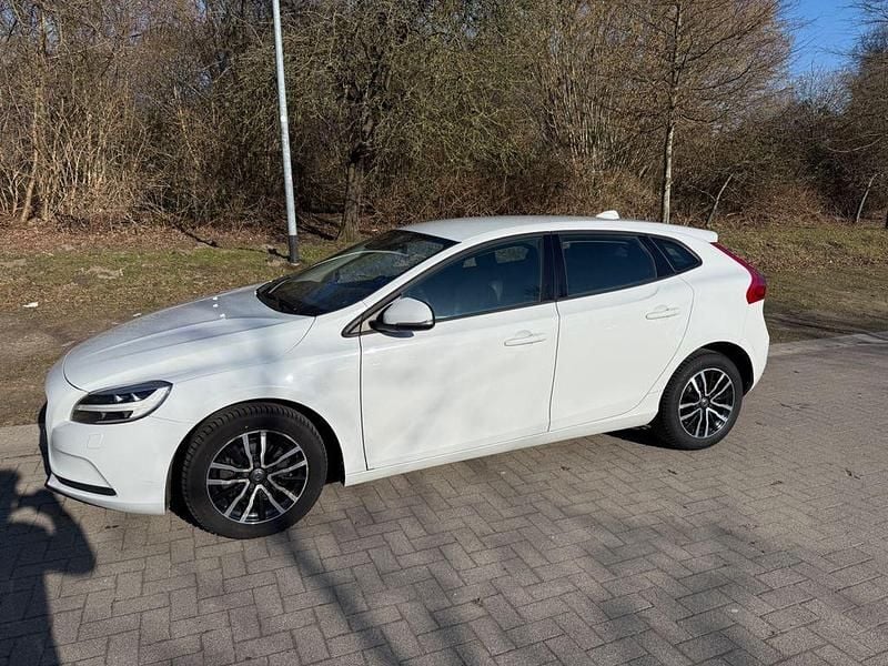 Gebraucht Volvo V40 Momentum 120 PS (88 kW) 2017 Weiß Limousine