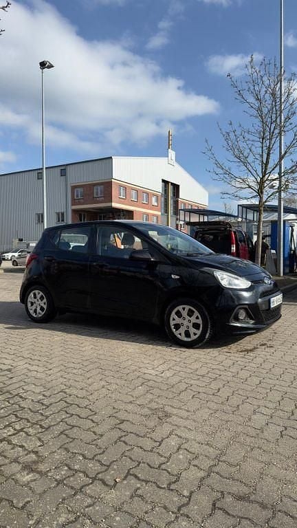 Gebraucht Hyundai i10 Classic 67 PS (49 kW) 2015 Schwarz Kleinwagen