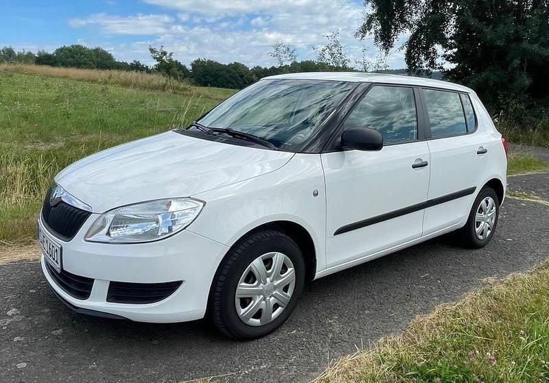 Weiß Gebraucht 2012 Skoda Fabia Cool Edition Limousine | 3.900 € (Fairer Preis) - Bild 1/4