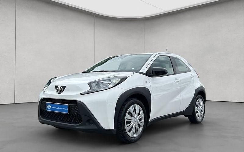 Schneeweiß Gebraucht 2022 Toyota Aygo X-play Kleinwagen | 12.980 € (Fairer Preis) - Bild 1/4