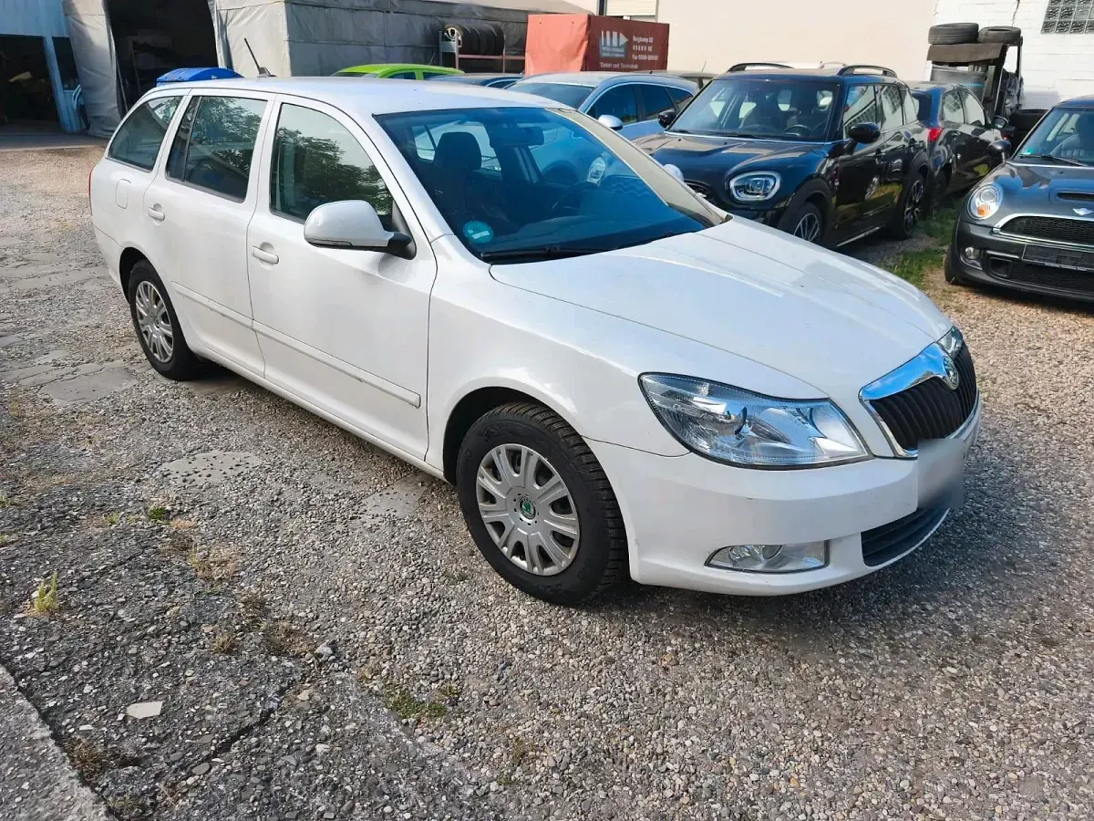 Gebraucht Skoda Octavia 105 PS (77 kW) 2011 Weiß Kombi