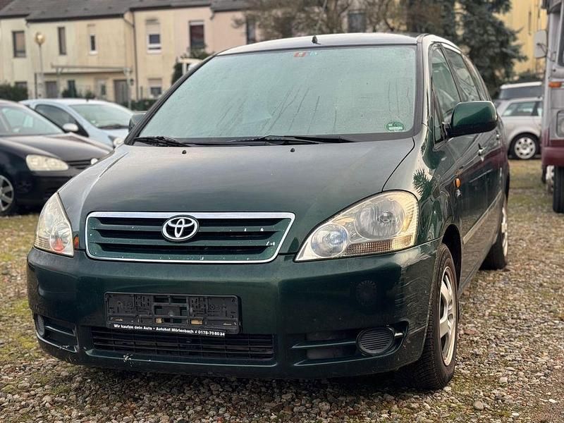 Grün Gebraucht 2002 Toyota Avensis Verso Van / Kleinbus | 1.850 € - Bild 1/4
