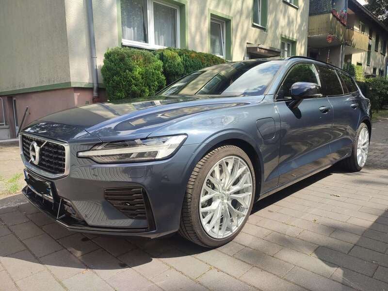 Blau Gebraucht 2020 Volvo V60 Kombi | 34.900 € (Etwas zu teuer) - Bild 1/4