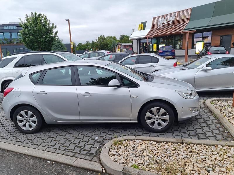 Używany Opel Astra Edition 116 KM (85 kW) 2010 Srebrny Sedan/Limuzyna
