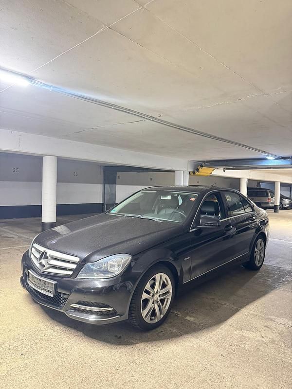 Schwarz Gebraucht 2012 Mercedes C200 Avantgarde Limousine | 6.950 € (Superpreis) - Bild 1/4