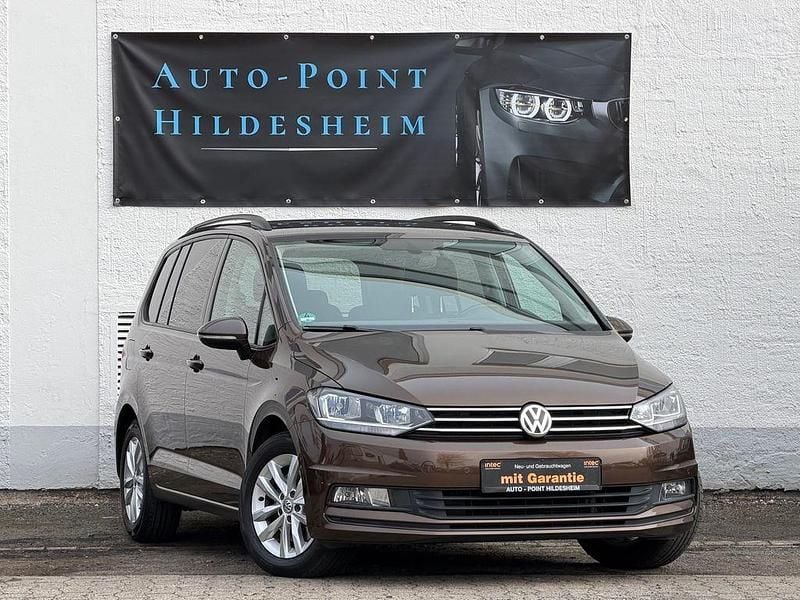Braun Gebraucht 2016 VW Touran Comfortline Van / Kleinbus | 15.990 € (Etwas zu teuer) - Bild 1/4