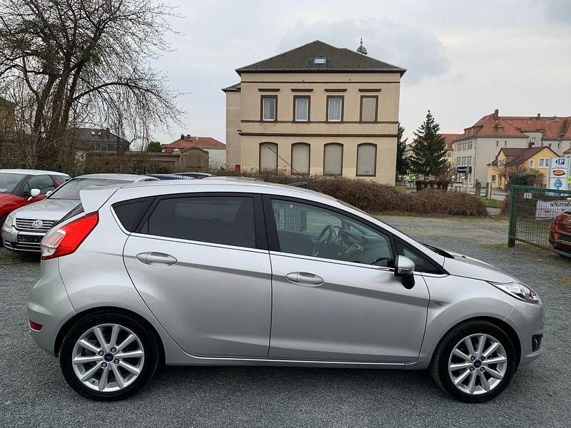 Gebraucht Ford Fiesta Titanium 101 PS (74 kW) 2016 Silber Limousine