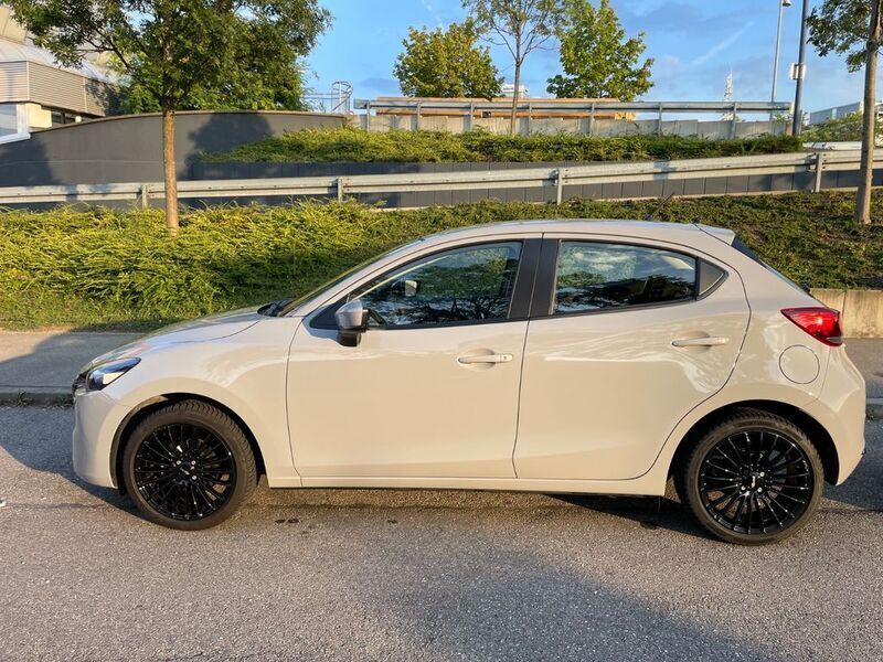 Grau Gebraucht 2023 Mazda 2 Center-Line Limousine | 16.500 € (Guter Preis) - Bild 1/4