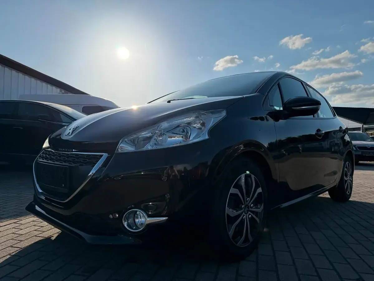 Gebraucht Peugeot 208 95 PS (69 kW) 2012 Schwarz Kleinwagen