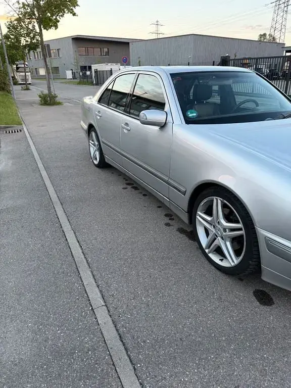 Używany Mercedes E280 Elegance 204 KM (150 kW) 2002 Srebrny Sedan/Limuzyna