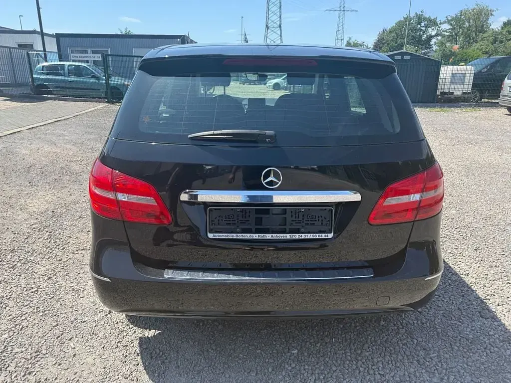 Gebraucht Mercedes B180 109 PS (80 kW) 2014 Schwarz Kleinwagen