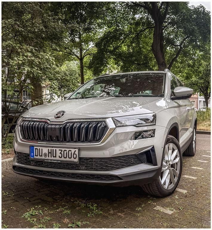 Grau Gebraucht 2022 Skoda Karoq Style SUV | 26.200 € (Guter Preis) - Bild 1/4