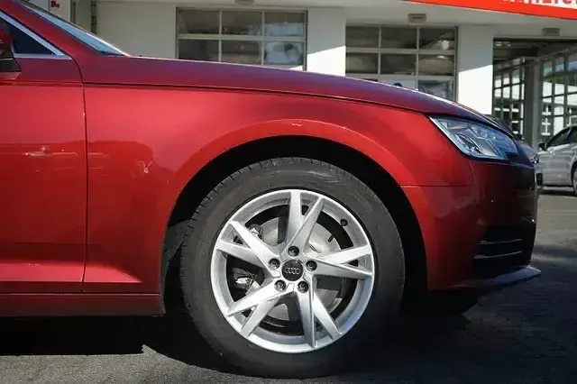 Gebraucht Audi A4 Comfort 190 PS (139 kW) 2019 Rot Limousine