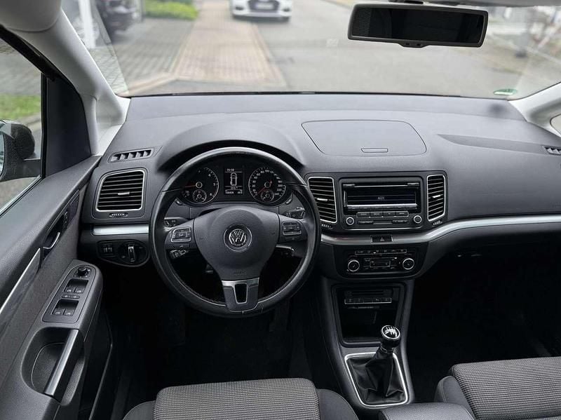 Gebraucht VW Sharan 140 PS (102 kW) 2011 Toffee brown metallic Van / Kleinbus