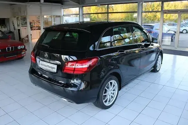 Gebraucht Mercedes B200 156 PS (114 kW) 2015 Kosmosschwarz Kleinwagen
