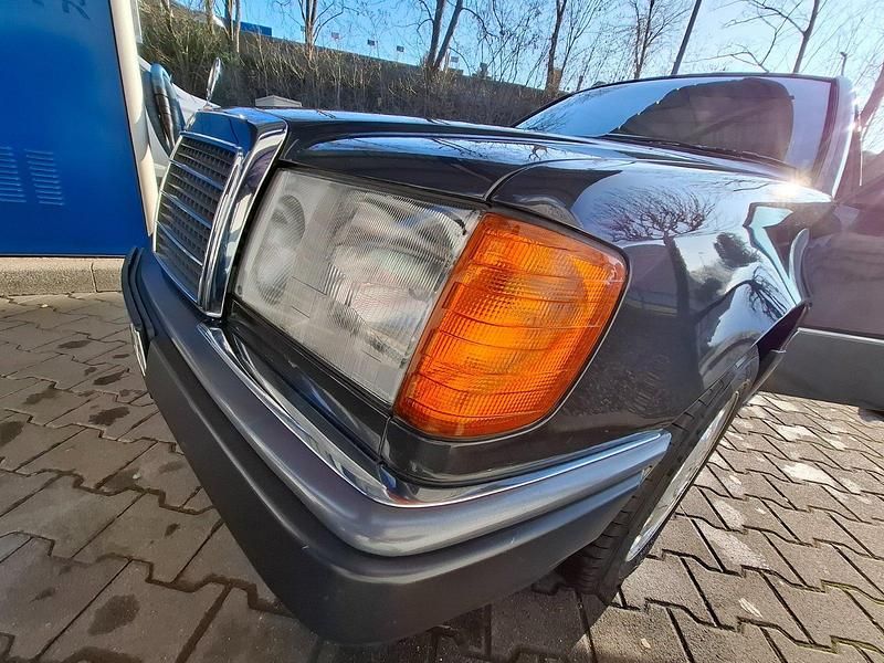 Gebraucht Mercedes E230 136 PS (100 kW) 1992 Schwarz Limousine