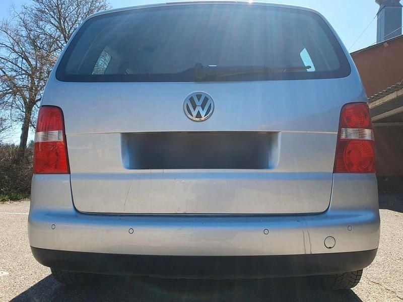 Second-hand VW Touran 116 CP (85 kW) 2005 Argintiu Monovolum