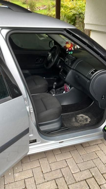 Silber Gebraucht 2011 Skoda Roomster Kombi | 4.200 € (Fairer Preis) - Bild 1/4