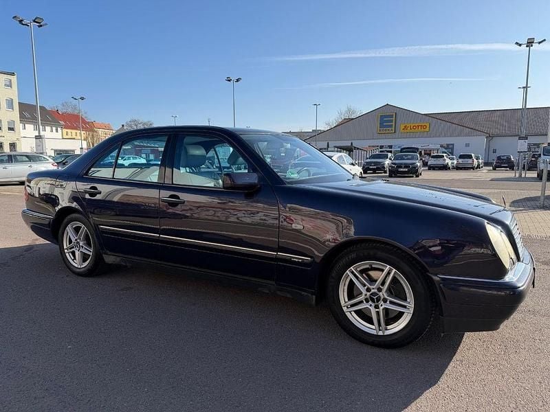 Gebraucht Mercedes E280 Avantgarde 204 PS (150 kW) 1998 Blau Limousine