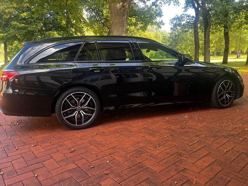 Schwarz Gebraucht 2023 Mercedes E400 AMG Limousine | 52.890 € (Fairer Preis) - Bild 1/4