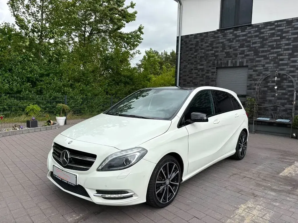 Gebraucht Mercedes B180 122 PS (89 kW) 2013 Weiß Kleinwagen